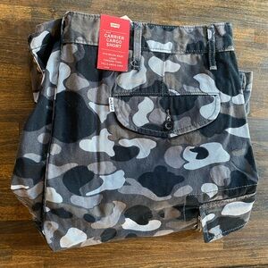 Levi’s Carrier Cargo Shorts Gray Camouflage Mens 38 Loose Fit 10” Inseam NWT